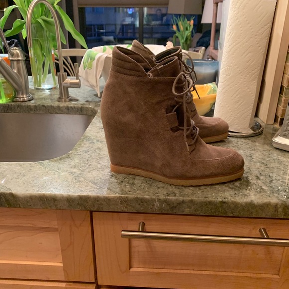 Stuart Weitzman suede hidden platform shoes - Picture 4 of 6